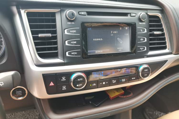 Used Toyota Highlander 2018 2.0T Four-Wheel Drive Knight Edition 7 Seats China VI Standard Audio And AC Panel