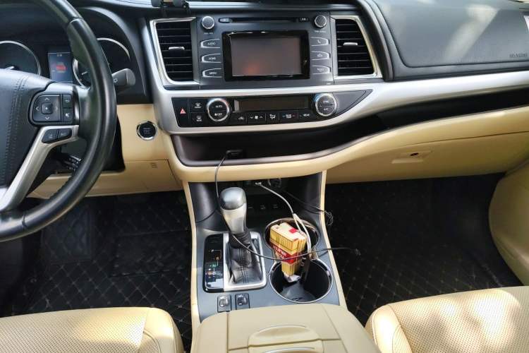 Used Toyota Highlander 2018 2.0T Four-Wheel Drive Luxury Edition 7 Seats China V Emission Standard Audio And AC Panel