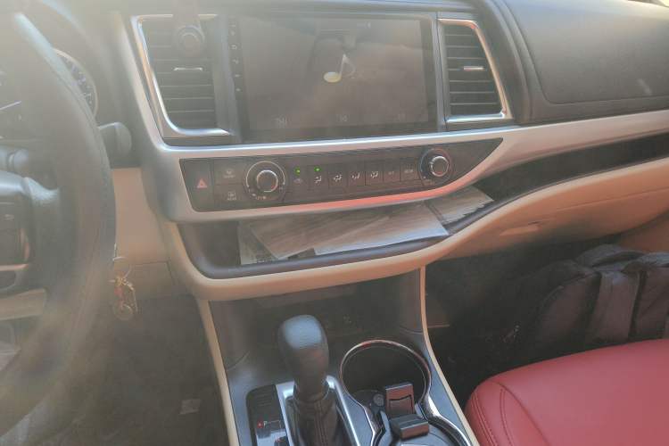 Used Toyota Highlander 2018 2.0T Four-Wheel Drive Elite Edition 7 Seats China V Standard Audio And AC Panel