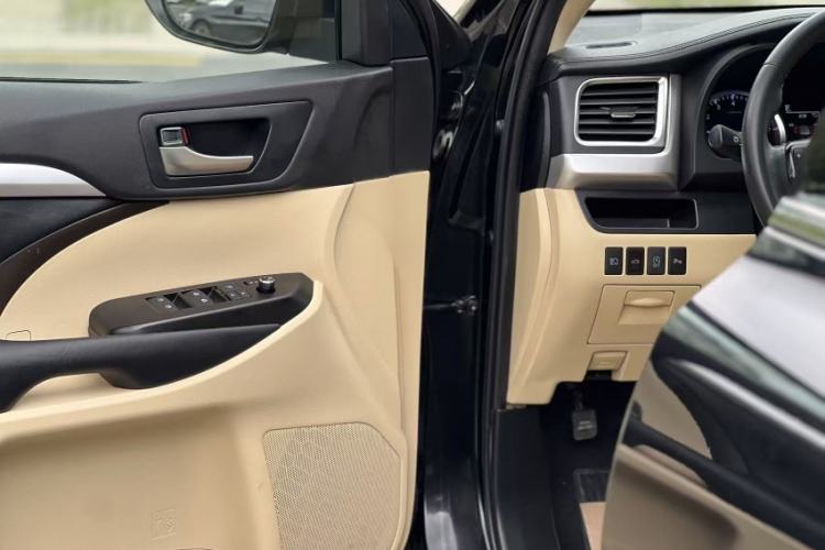 Used Toyota Highlander 2018 2.0T Four-Wheel Drive Luxury Version 7 Seats China VI Standard Audio And AC Panel
