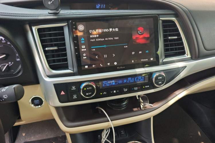 Used Toyota Highlander 2018 2.0T Four-Wheel Drive Luxury Version 7 Seats China VI Standard Audio And AC Panel