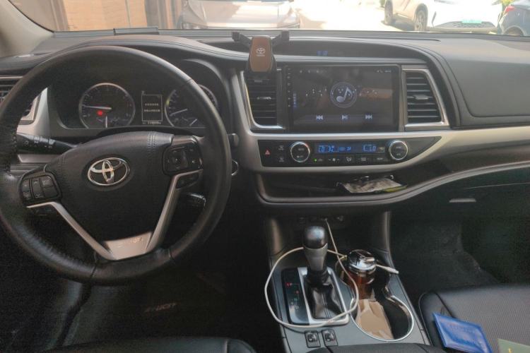 Used Toyota Highlander 2018 2.0T Two-Wheel Drive Luxury Edition 7 Seats China VI Standard Center Console
