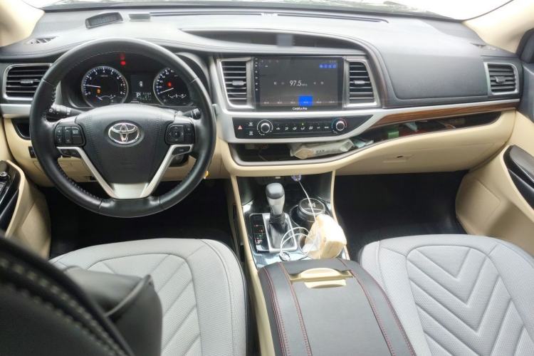 Used Toyota Highlander 2018 2.0T Two-Wheel Drive Elite Version 5 Seats China VI Standard Center Console