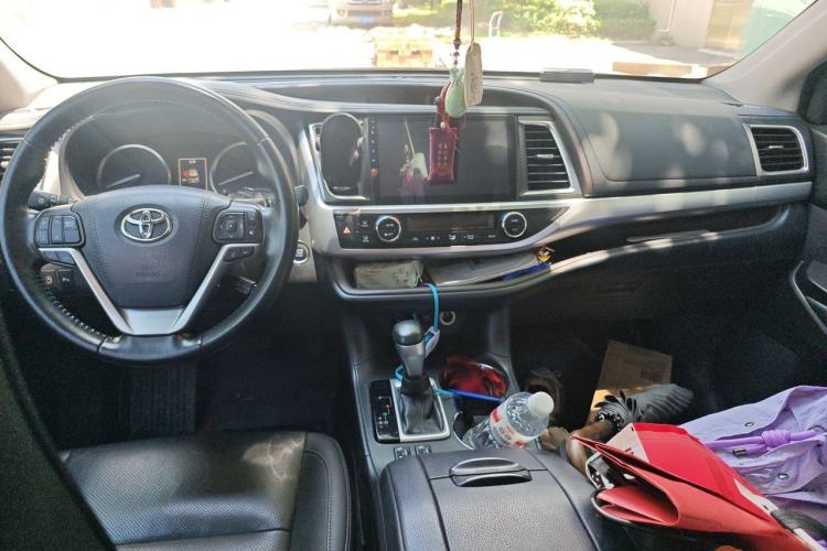 Used Toyota Highlander 2018 2.0T Four-Wheel Drive Luxury Edition 7 Seats China V Emission Standard Center Console