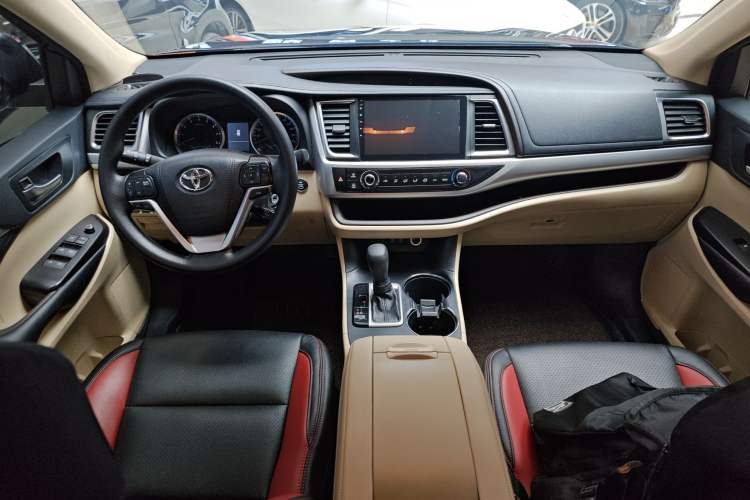 Used Toyota Highlander 2018 2.0T Two-Wheel Drive Elite Edition 7 Seats China VI Standard Center Console