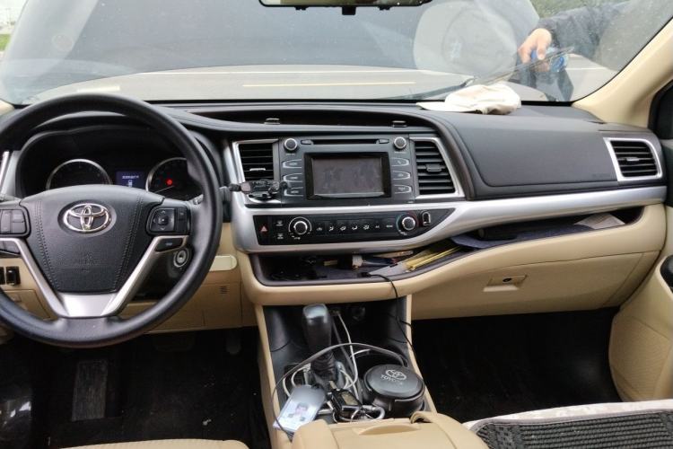 Used Toyota Highlander 2018 2.0T Two-Wheel Drive Elite Version 5 Seats China VI Standard Center Console