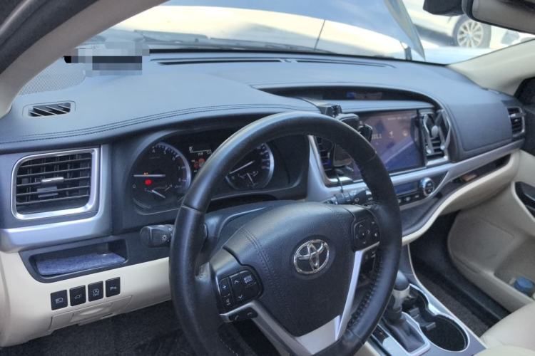 Used Toyota Highlander 2018 2.0T Four-Wheel Drive Prestige Version 7 Seats China V Emission Standard Center Console