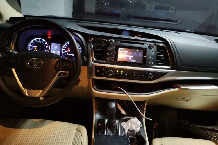 Used Toyota Highlander 2018 2.0T Two-Wheel Drive Elite Edition 7 Seats Emission Standard China V Center Console