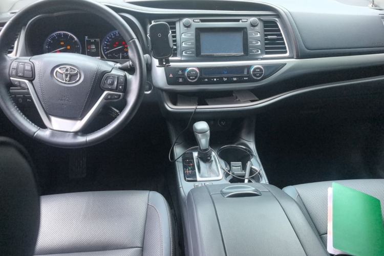 Used Toyota Highlander 2018 2.0T Two-Wheel Drive Luxury Edition 7 Seats China VI Standard Center Console