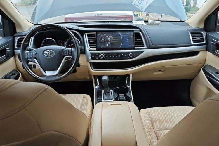 Used Toyota Highlander 2018 2.0T Two-Wheel Drive Elite Version 5 Seats China VI Standard Center Console