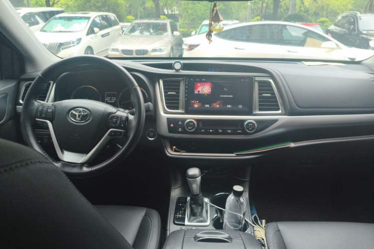 Used Toyota Highlander 2018 2.0T Four-Wheel Drive Luxury Edition 7 Seats China V Emission Standard Center Console