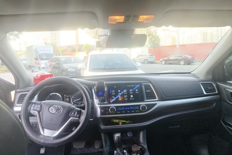 Used Toyota Highlander 2018 2.0T Four-Wheel Drive Prestige Version 7 Seats China V Emission Standard Center Console