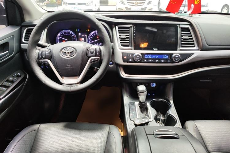 Used Toyota Highlander 2018 2.0T Four-Wheel Drive Luxury Edition 7 Seats China V Emission Standard Center Console