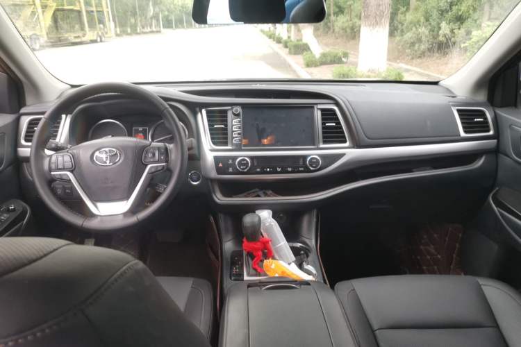 Used Toyota Highlander 2018 2.0T Two-Wheel-Drive Luxury Edition 7 Seats Emission Standard China V Center Console