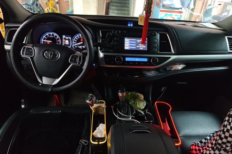 Used Toyota Highlander 2018 2.0T Four-Wheel Drive Luxury Version 7 Seats China VI Standard Center Console