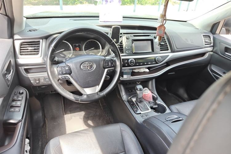 Used Toyota Highlander 2018 2.0T Two-Wheel Drive Luxury Edition 7 Seats China VI Standard Center Console