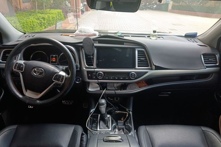 Used Toyota Highlander 2018 2.0T Four-Wheel Drive Prestige Version 7 Seats China V Emission Standard Center Console