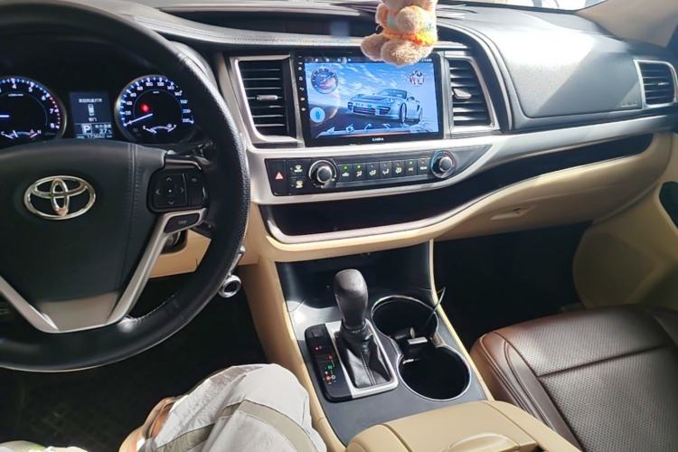 Used Toyota Highlander 2018 2.0T Two-Wheel Drive Elite Version 5 Seats China VI Standard Center Console