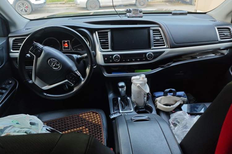 Used Toyota Highlander 2018 2.0T Four-Wheel Drive Prestige Version 7 Seats China V Emission Standard Center Console