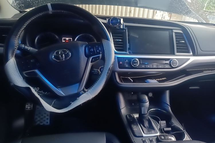 Used Toyota Highlander 2018 2.0T Four-Wheel Drive Prestige Version 7 Seats China V Emission Standard Center Console