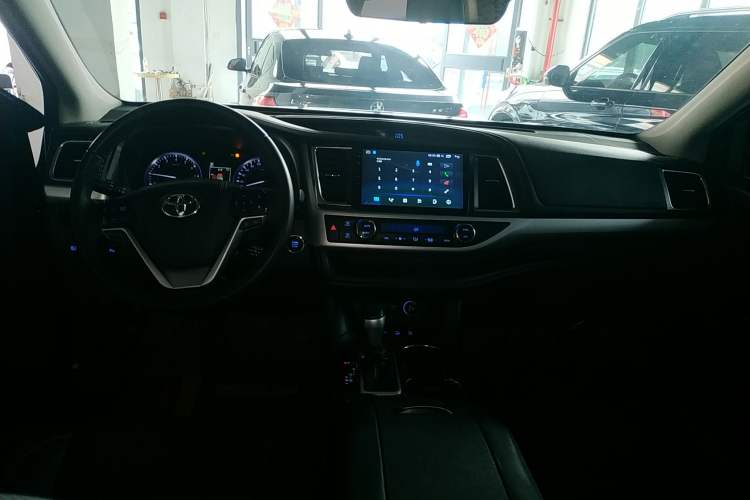 Used Toyota Highlander 2018 2.0T Four-Wheel Drive Luxury Edition 7 Seats China V Emission Standard Center Console