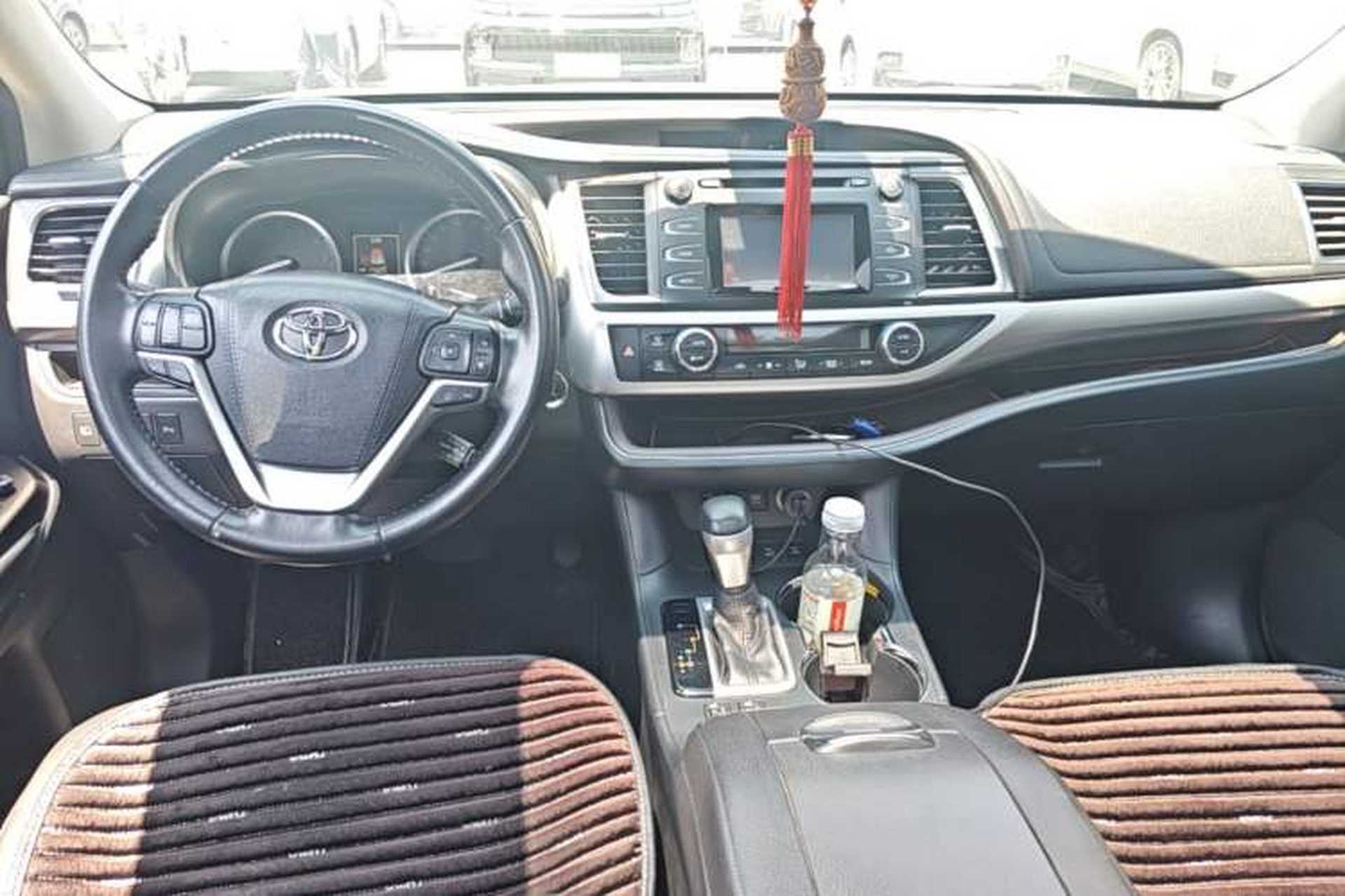 Used Toyota Highlander 2018 2.0T Four-Wheel Drive Luxury Edition 7 Seats China V Emission Standard Center Console