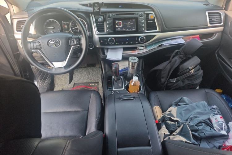 Used Toyota Highlander 2018 2.0T Two-Wheel Drive Luxury Edition 7 Seats China VI Standard Center Console