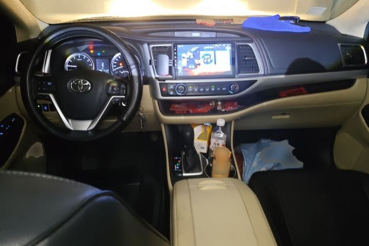 Used Toyota Highlander 2018 2.0T Two-Wheel Drive Elite Edition 7 Seats China VI Standard Center Console