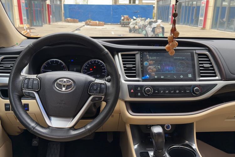 Used Toyota Highlander 2018 2.0T Two-Wheel Drive Elite Version 5 Seats China VI Standard Center Console