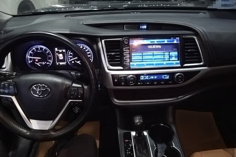 Used Toyota Highlander 2018 2.0T Four-Wheel Drive Knight Edition 7 Seats China VI Standard Center Console