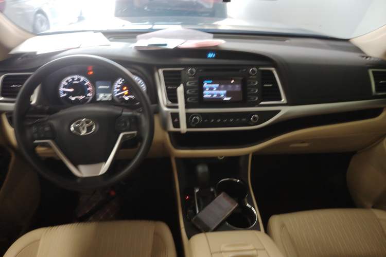 Used Toyota Highlander 2018 2.0T Two-Wheel Drive Elite Version 5 Seats China VI Standard Center Console