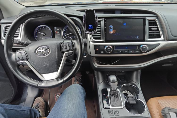 Used Toyota Highlander 2018 2.0T Four-Wheel Drive Knight Edition 7 Seats China VI Standard Center Console