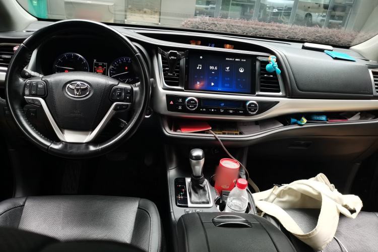 Used Toyota Highlander 2018 2.0T Four-Wheel Drive Prestige Version 7 Seats China V Emission Standard Center Console