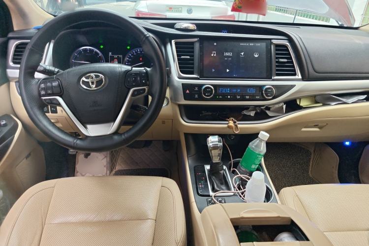 Used Toyota Highlander 2018 2.0T Four-Wheel Drive Prestige Version 7 Seats China V Emission Standard Center Console