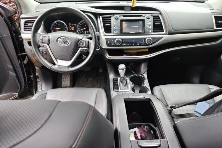 Used Toyota Highlander 2018 2.0T Two-Wheel Drive Luxury Edition 7 Seats China VI Standard Center Console