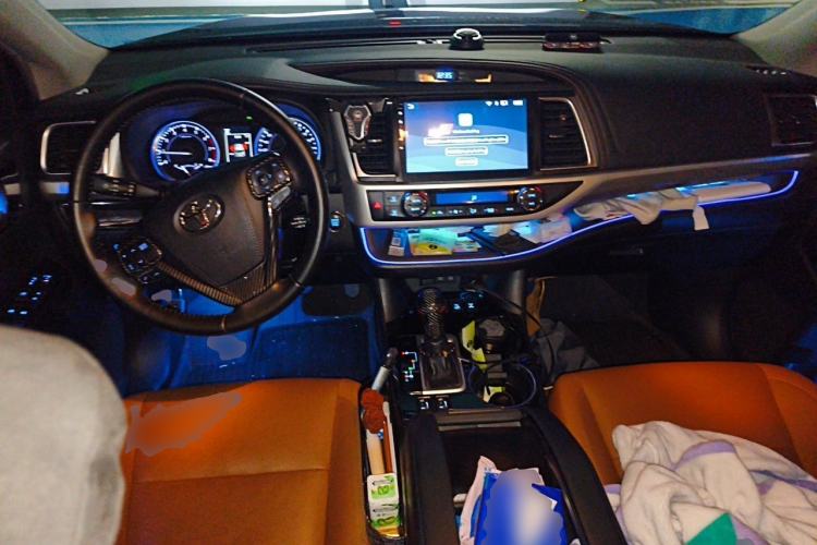 Used Toyota Highlander 2018 2.0T Four-Wheel Drive Knight Edition 7 Seats China VI Standard Center Console