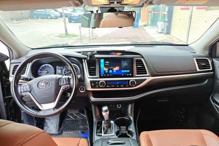 Used Toyota Highlander 2018 2.0T Four-Wheel Drive Knight Edition 7 Seats China VI Standard Center Console