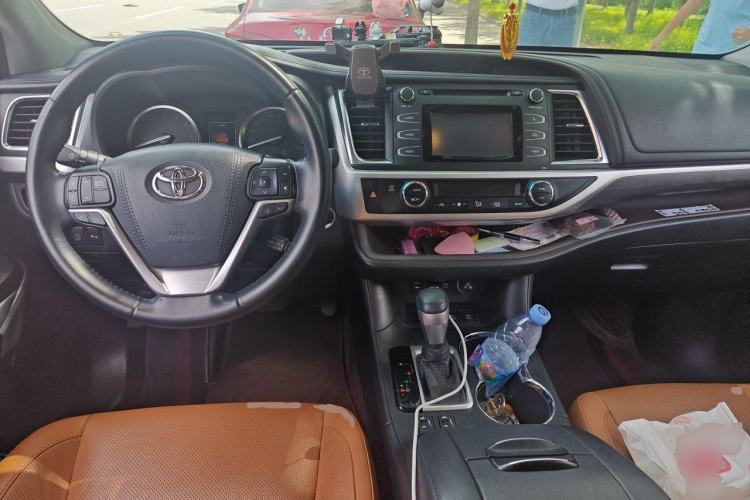 Used Toyota Highlander 2018 2.0T Four-Wheel Drive Luxury Version 7 Seats China VI Standard Center Console