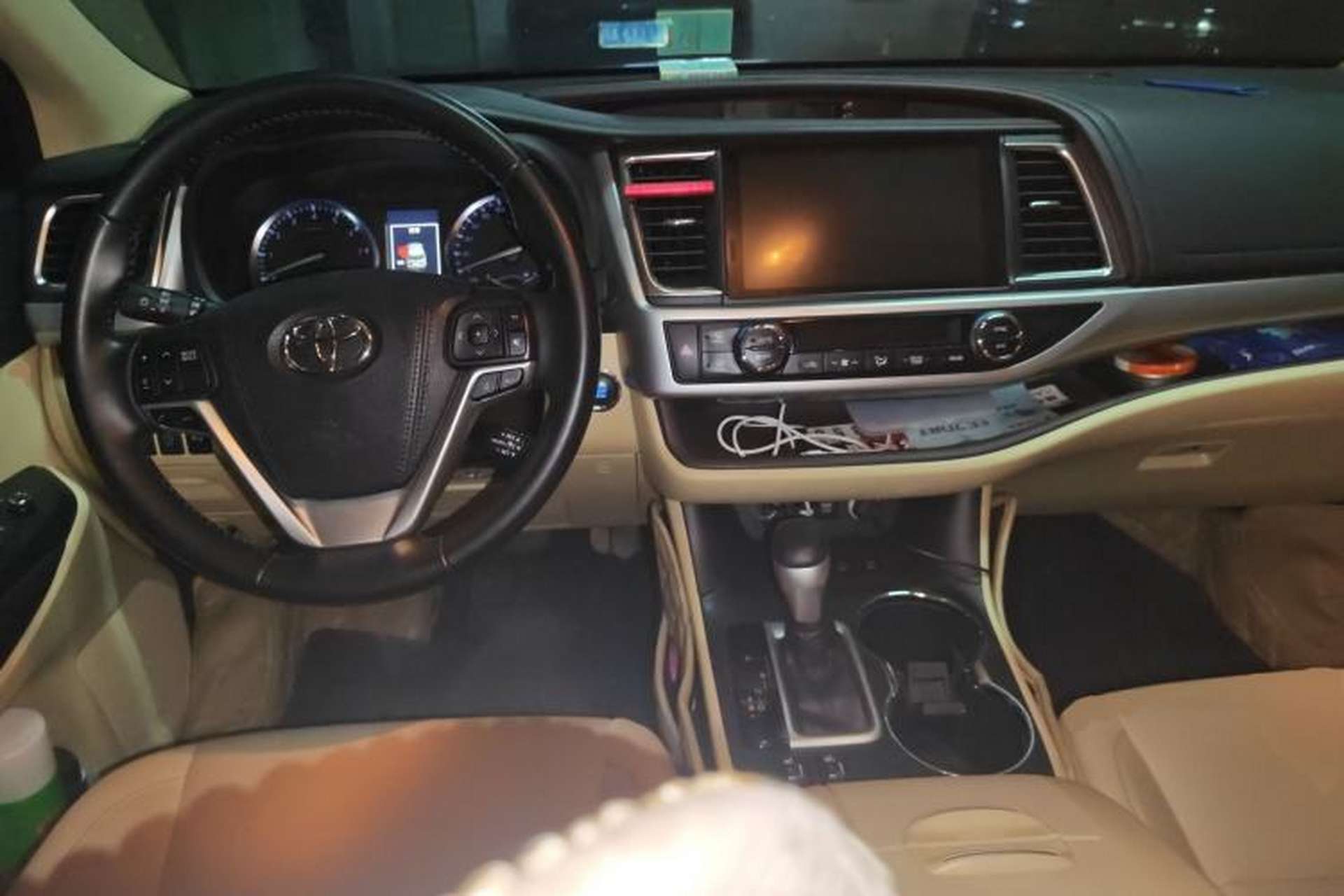 Used Toyota Highlander 2018 2.0T Four-Wheel Drive Prestige Version 7 Seats China V Emission Standard Center Console
