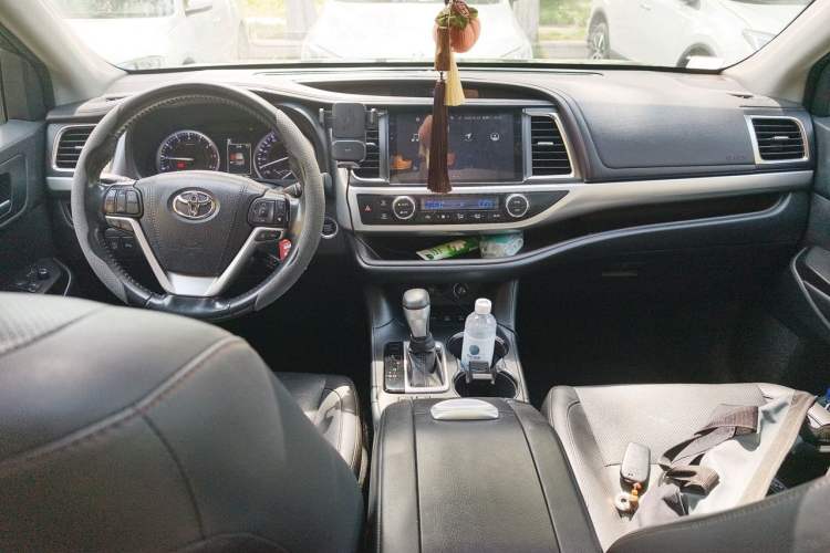 Used Toyota Highlander 2018 2.0T Four-Wheel Drive Prestige Version 7 Seats China V Emission Standard Center Console