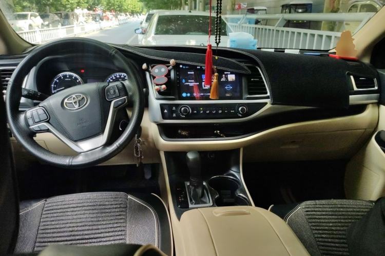 Used Toyota Highlander 2018 2.0T Two-Wheel Drive Elite Version 5 Seats China VI Standard Center Console