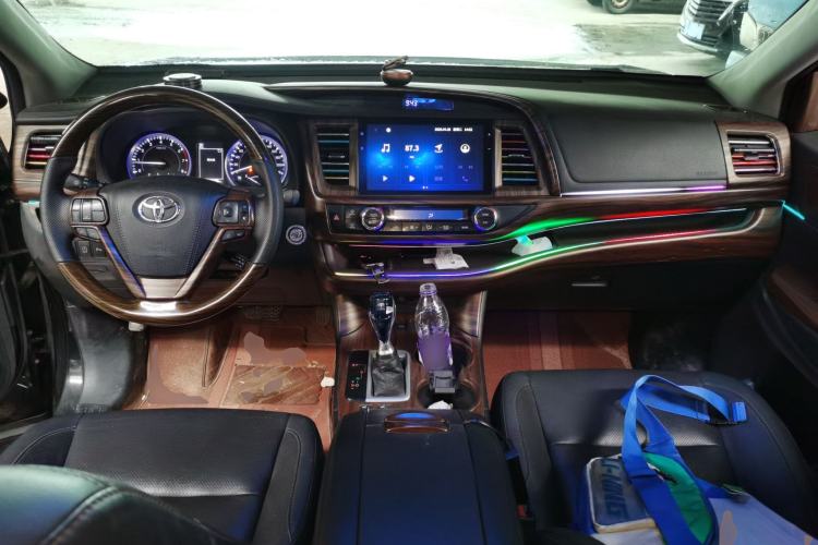 Used Toyota Highlander 2018 2.0T Two-Wheel Drive Prestige Edition 7 Seats China VI Standard Center Console
