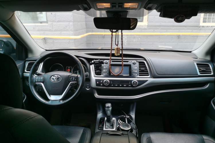 Used Toyota Highlander 2018 2.0T Four-Wheel Drive Luxury Edition 7 Seats China V Emission Standard Center Console