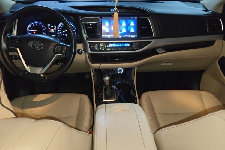 Used Toyota Highlander 2018 2.0T Four-Wheel Drive Luxury Edition 7 Seats China V Emission Standard Center Console