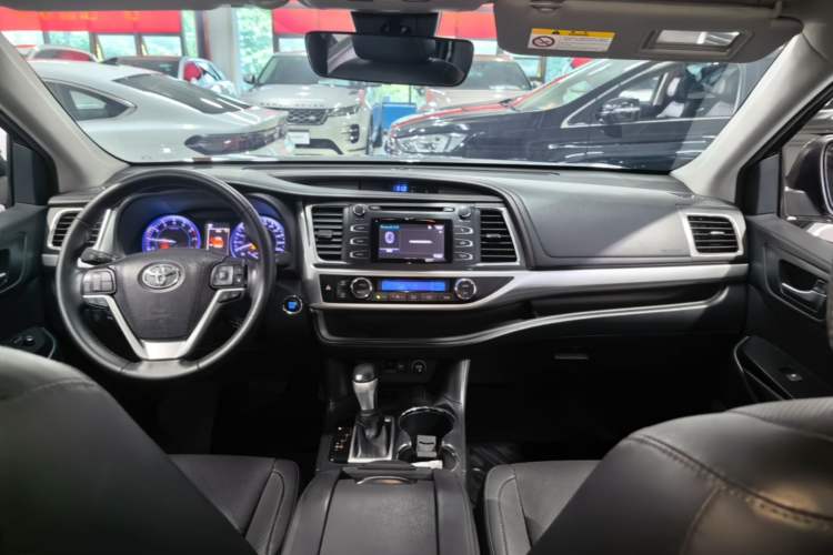 Used Toyota Highlander 2018 2.0T Two-Wheel-Drive Luxury Edition 7 Seats Emission Standard China V Center Console