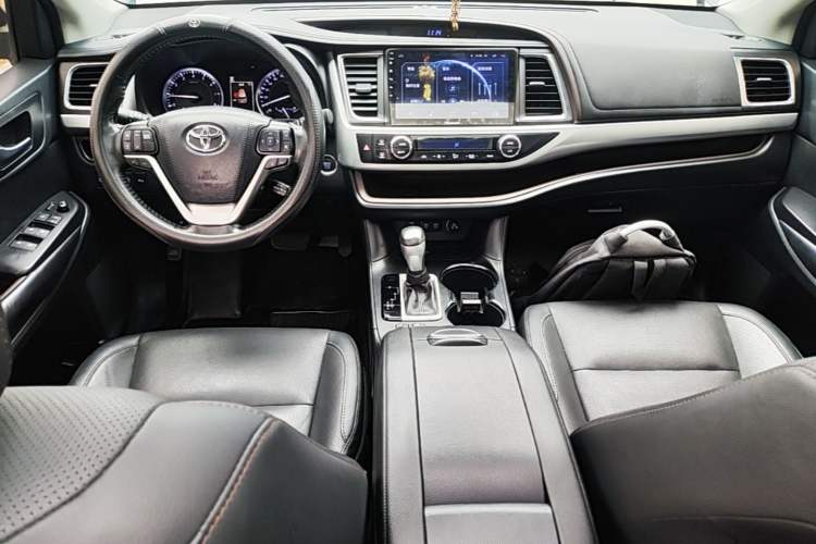 Used Toyota Highlander 2018 2.0T Two-Wheel Drive Luxury Edition 7 Seats China VI Standard Center Console