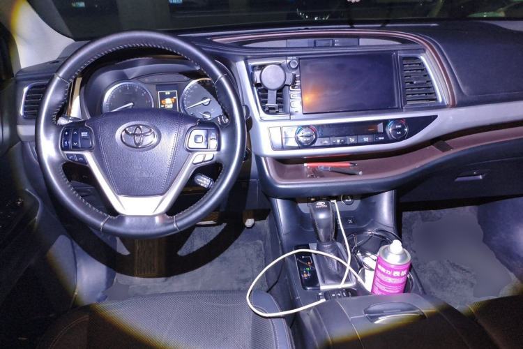Used Toyota Highlander 2018 2.0T Four-Wheel Drive Prestige Version 7 Seats China V Emission Standard Center Console