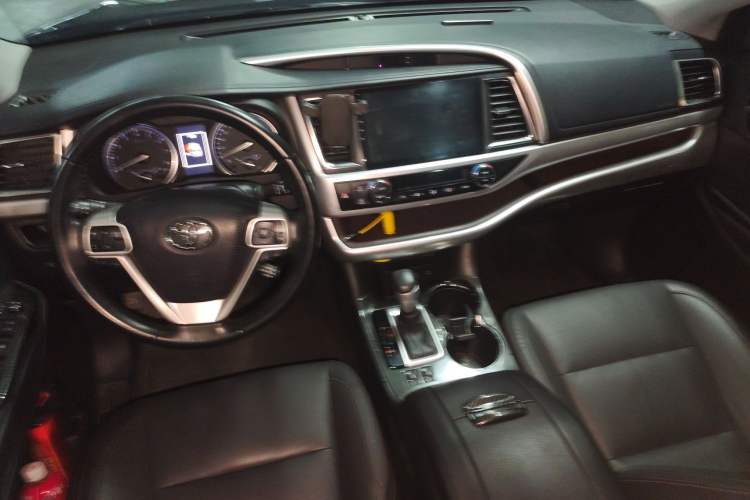 Used Toyota Highlander 2018 2.0T Four-Wheel Drive Prestige Version 7 Seats China V Emission Standard Center Console
