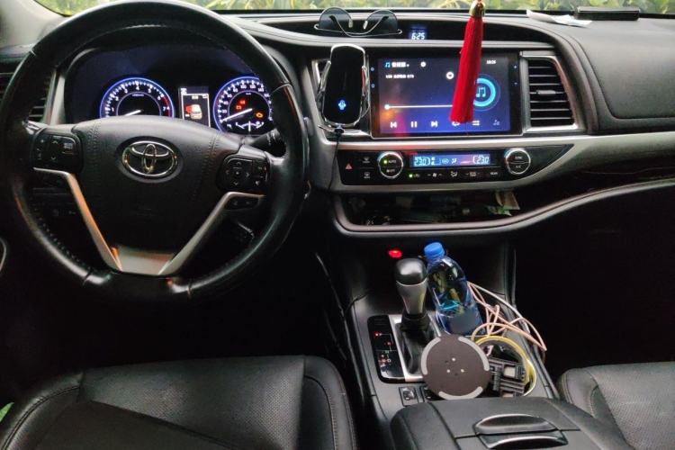 Used Toyota Highlander 2018 2.0T Four-Wheel Drive Prestige Version 7 Seats China V Emission Standard Center Console
