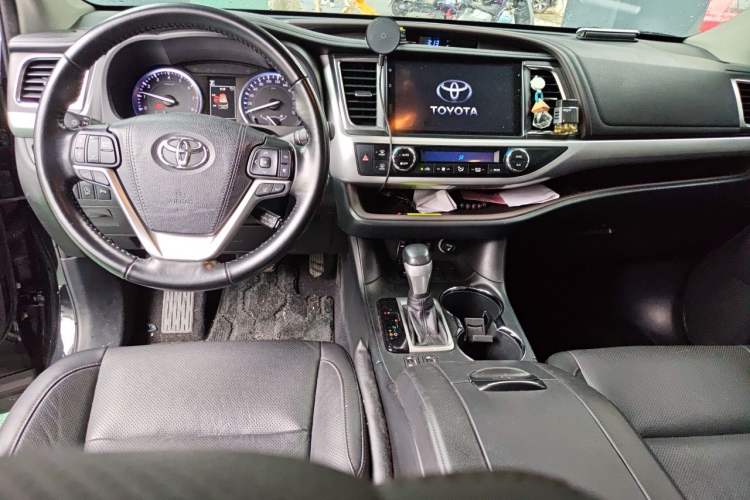 Used Toyota Highlander 2018 2.0T Two-Wheel-Drive Luxury Edition 7 Seats Emission Standard China V Center Console